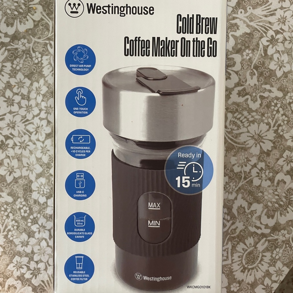 Black Cold Brew Coffee Maker On the Go